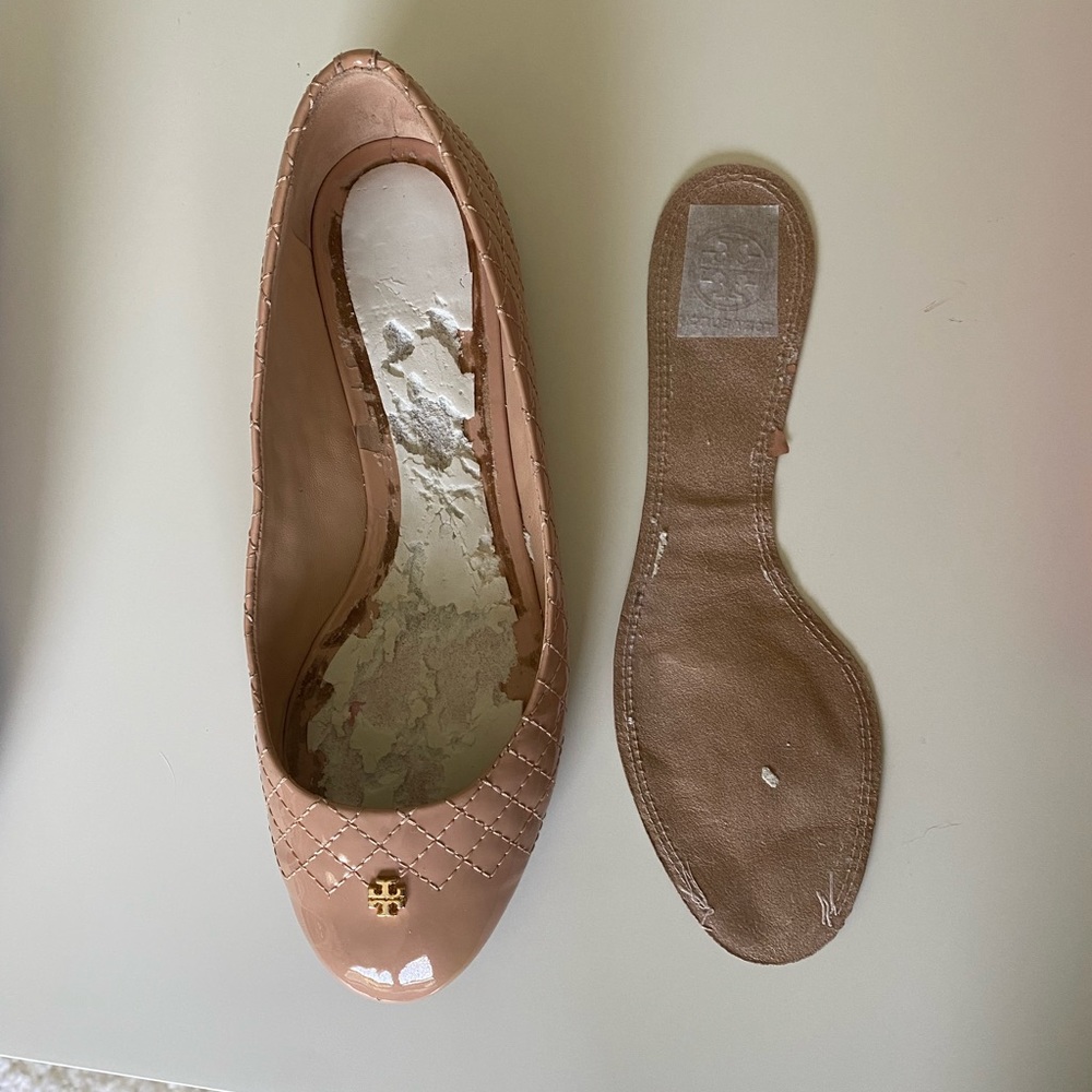 Good condition Tory Burch Kent Quilted Ballet Flat in Nude Patent 7.5 - Picture 6 of 7